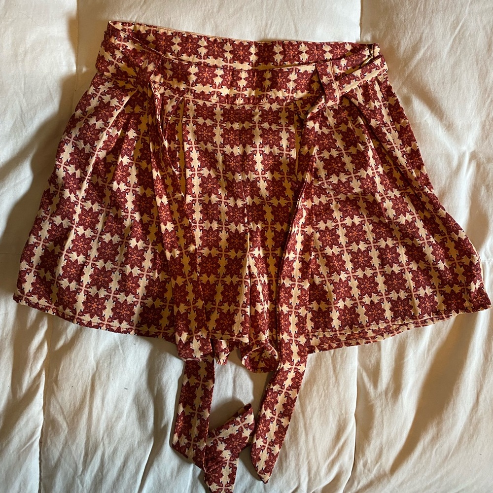 Belted, patterned shorts